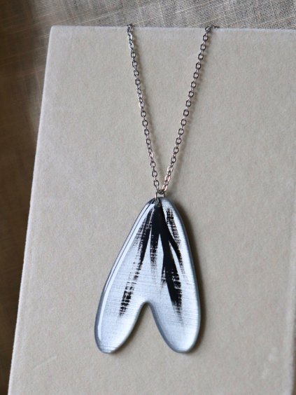 Náhrdelník - véčko stříbrná tahy