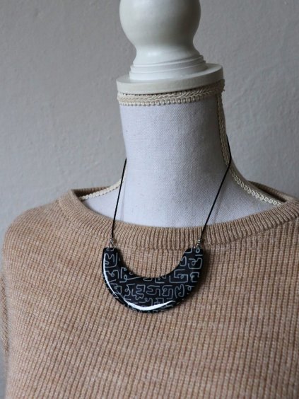 Náhrdelník - půlkruh černá Počmáraná