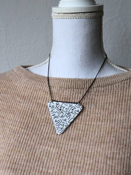 Náhrdelník - trojúhelník bílá Počmaraná