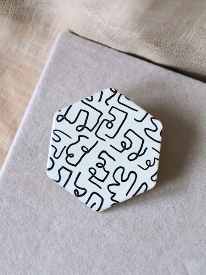 Brož - hexagon bílá Počmáraná