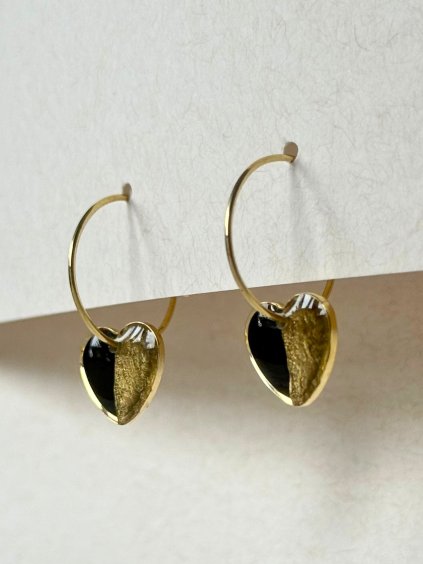 Malé visací náušnice srdíčko - černá a zlatá půlená