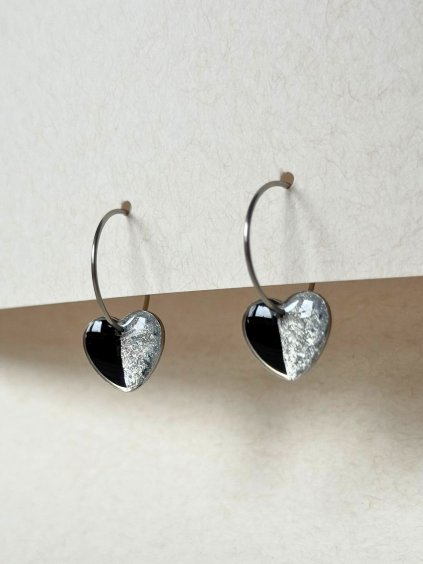 Malé visací náušnice srdíčko - černá a stříbrná půlená
