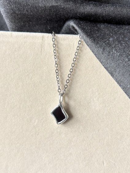 Cínový náhrdelník - tmavě vínový