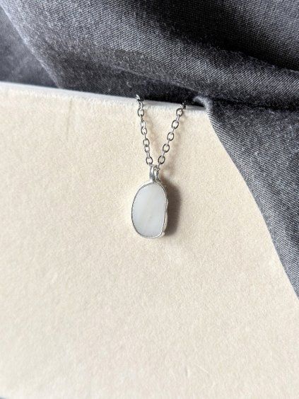 Cínový náhrdelník - mléčná bílá
