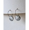 Malé visací náušnice - bílá a stříbrná půlená
