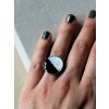 Prsten velký kulatý - černá a stříbrná půlená