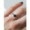 Mini prsten 6 mm - černá a stříbrná tečka