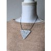 Náhrdelník - trojúhelník bílá Počmaraná