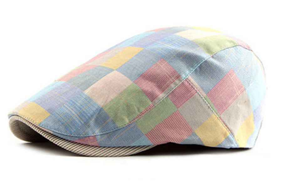 Atraktivní bekovka z lehkého materiálu s barevnými kostkami - barevná