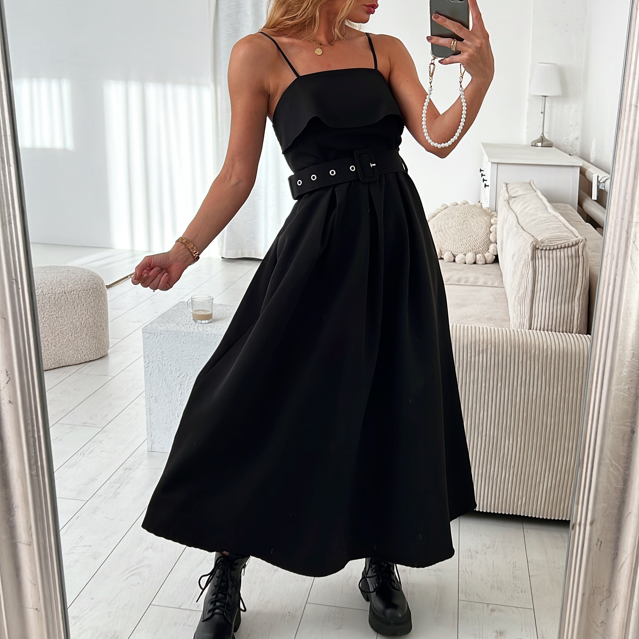 Zajímavé černé šaty Roxie