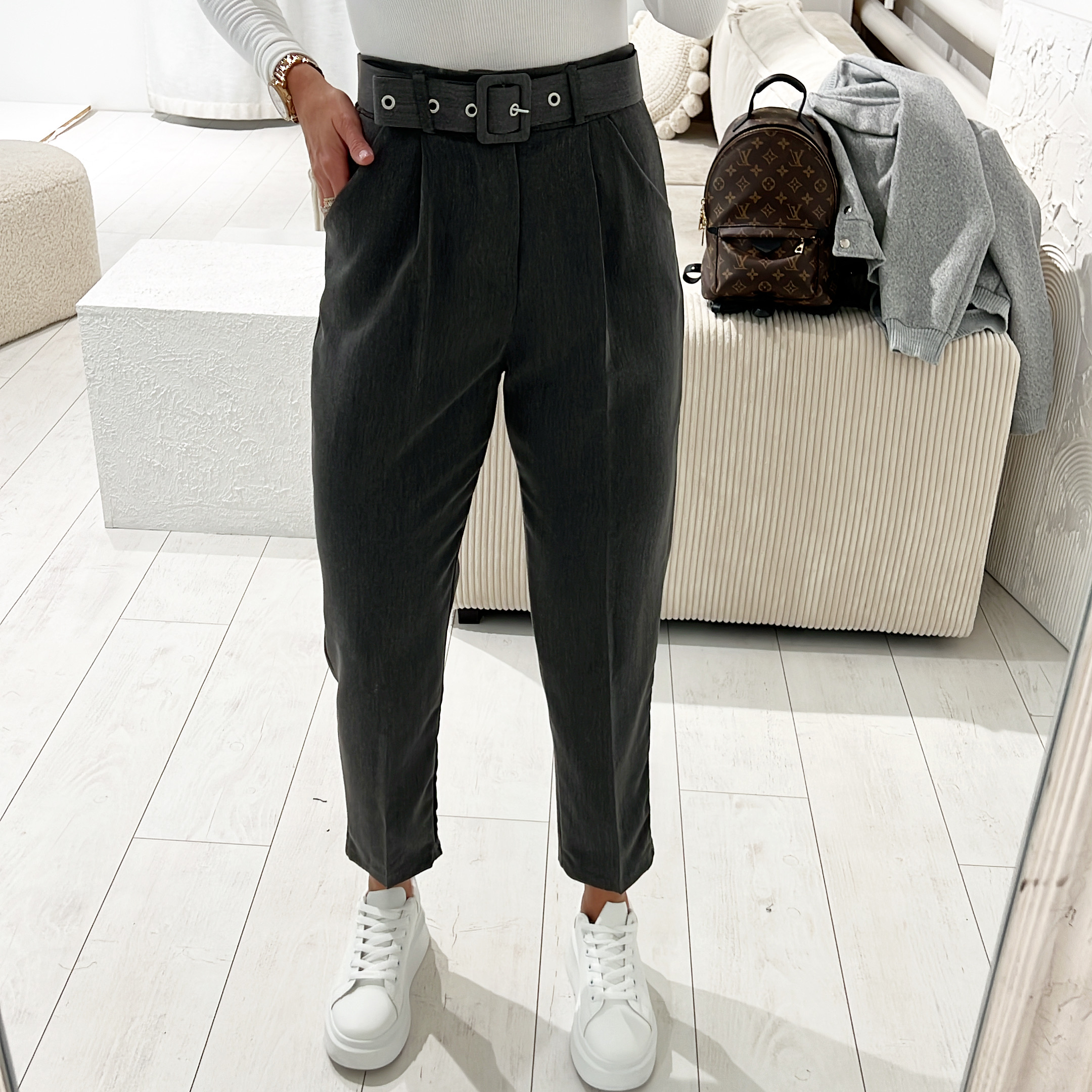 Elegantní, šedé kalhoty s páskem Fine