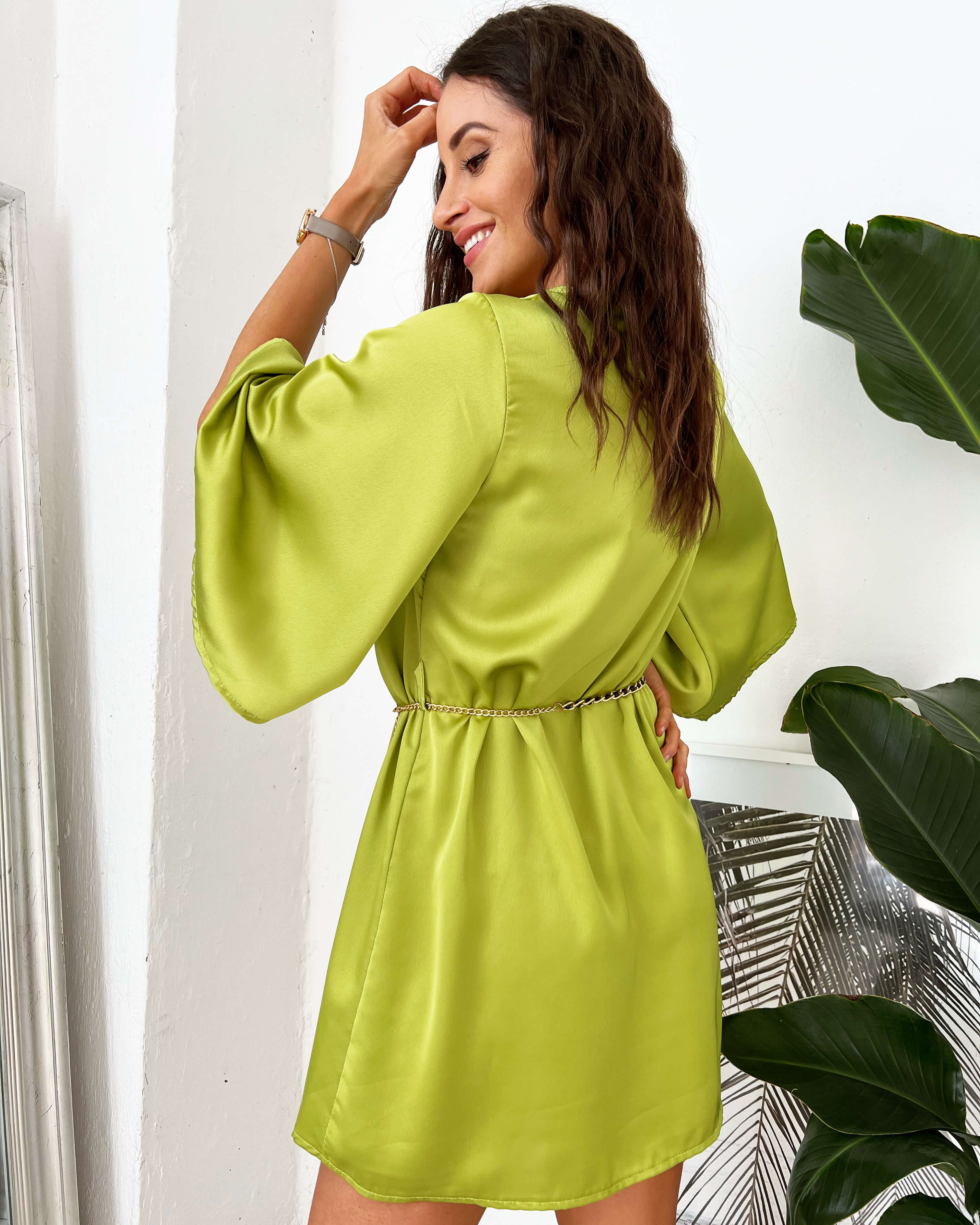Saténové šaty s páskem Giselle Barva: žlutá