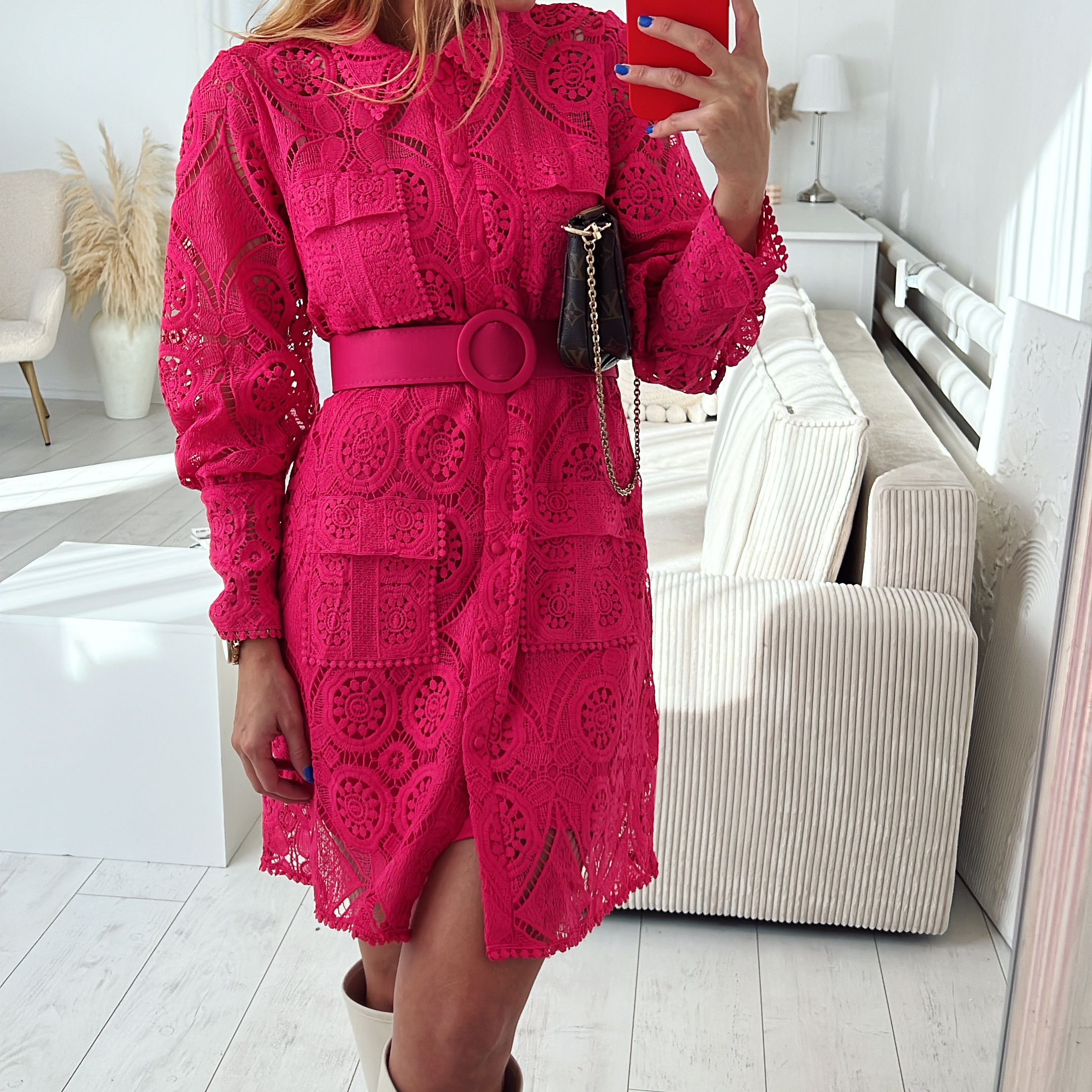 Krajkové šaty s páskem Naria Barva: Růžová