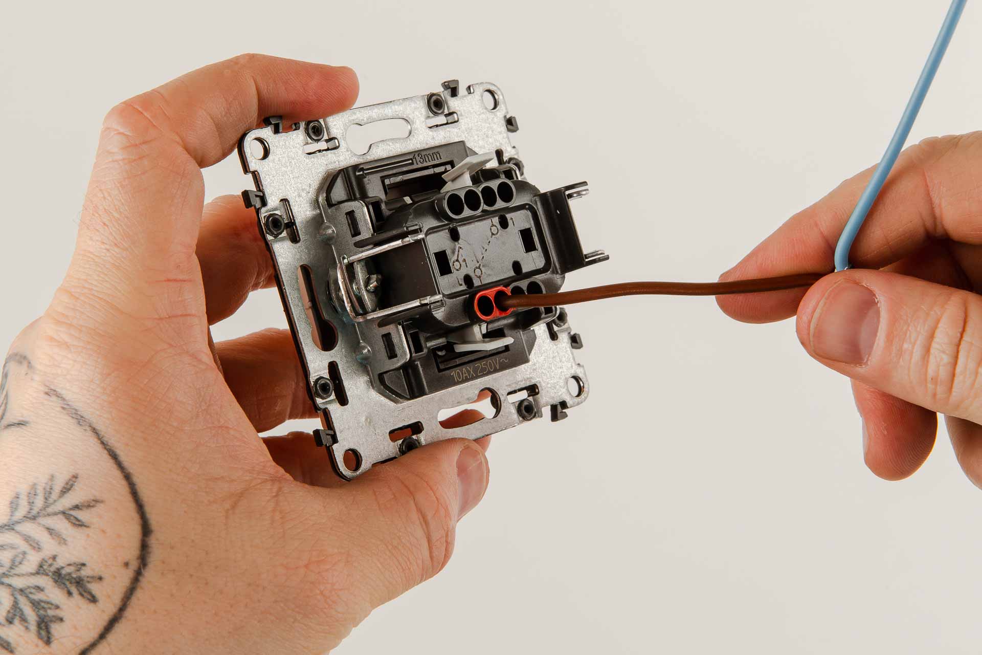 Ako zapojiť vypínač: kompletný návod aj so schémami a farbami vodičov