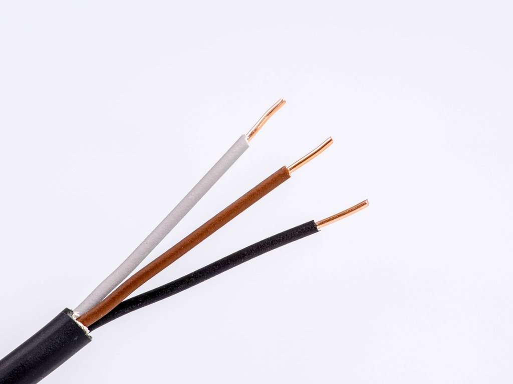 Odizolovaný kábel CYKY-O 3×1,5 mm2 s odblankovanými vodičmi, ktorý sa používa ako pomocný pri zapájaní vypínačov a svietidiel.