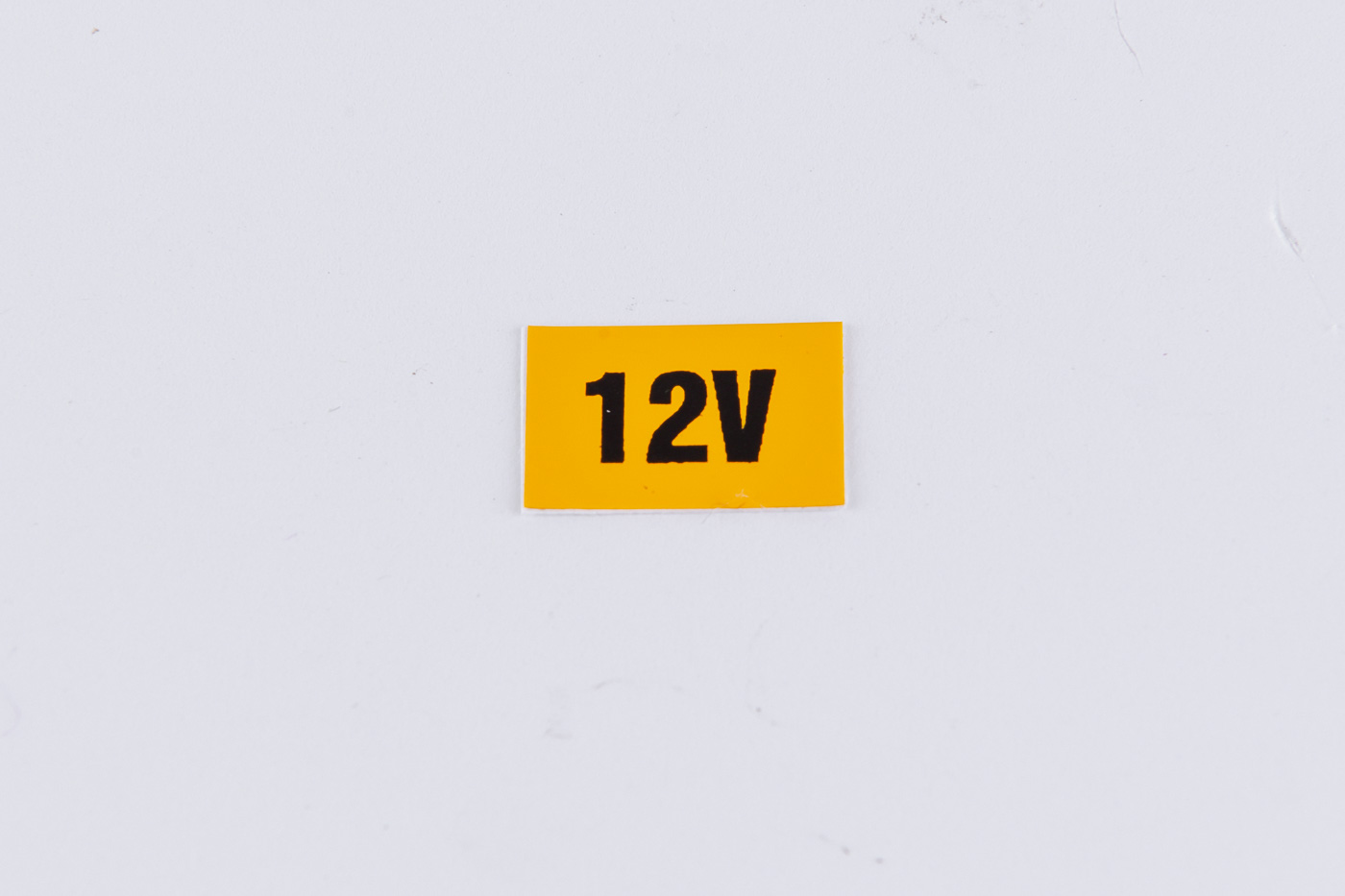 Samolepka "12V" žltá