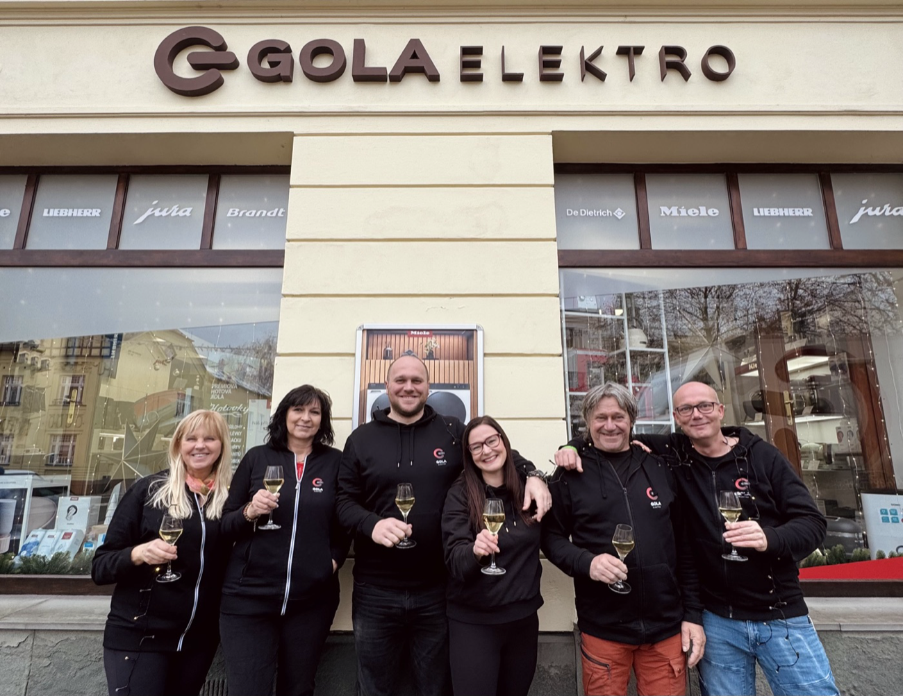 Tým rodinné firmy GOLA ELEKTRO před prodejnou ve Frýdku-Místku