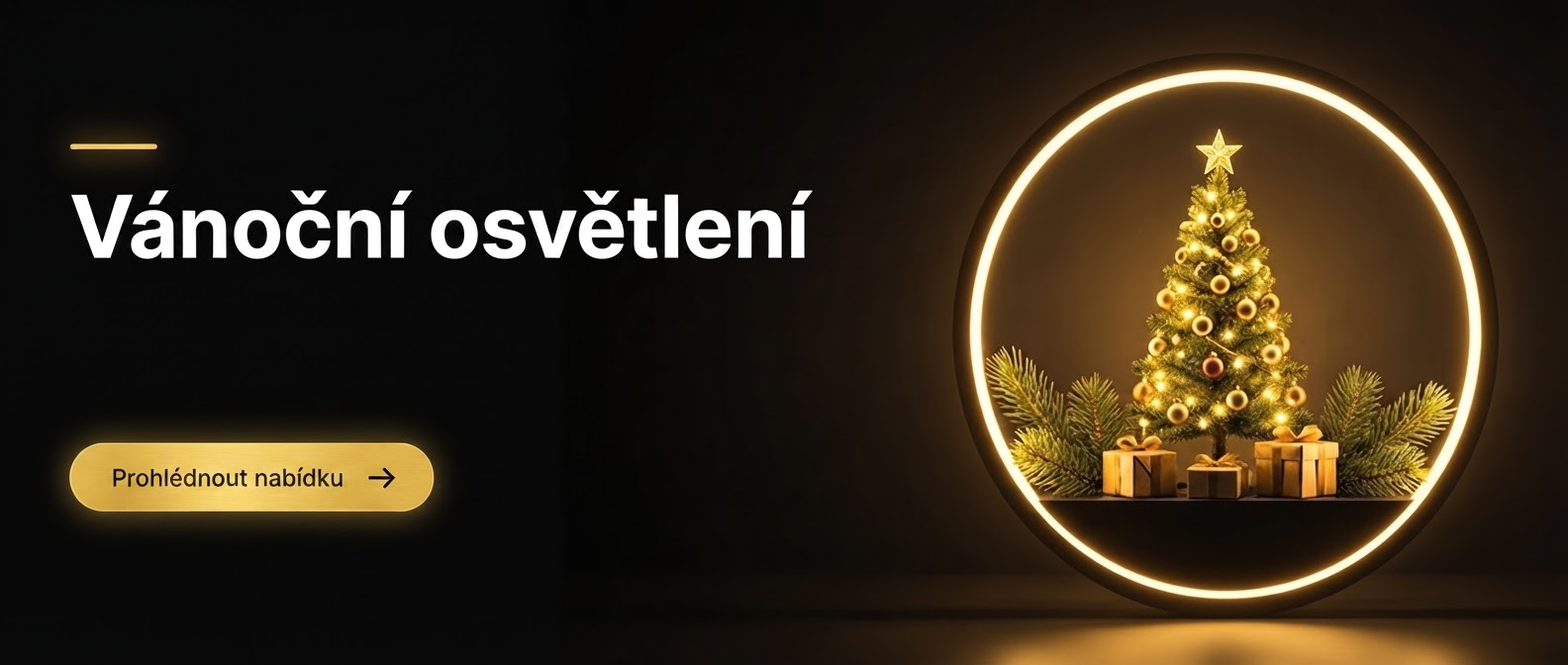Sítící vánoční světýlka ve tvaru hvězd a jelenů s šiškami na tmavém dřevěném podkladu
