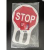 Zastavovací značka STOP - PŘIKÁZANÝ SMĚR VPRAVO (Varianty Přenosná dopravní značka STOP - PŘIKÁZANÝ SMĚR VPRAVO (440mm x 300 mm) kód: 24629)