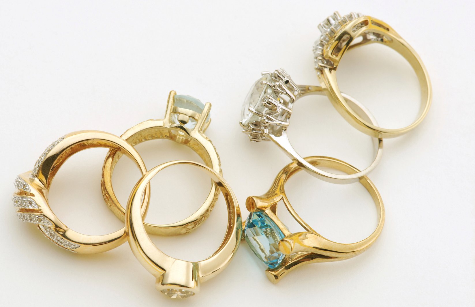 Jak poznat pravé zlato doma i bez puncu – 7 ověřených tipů