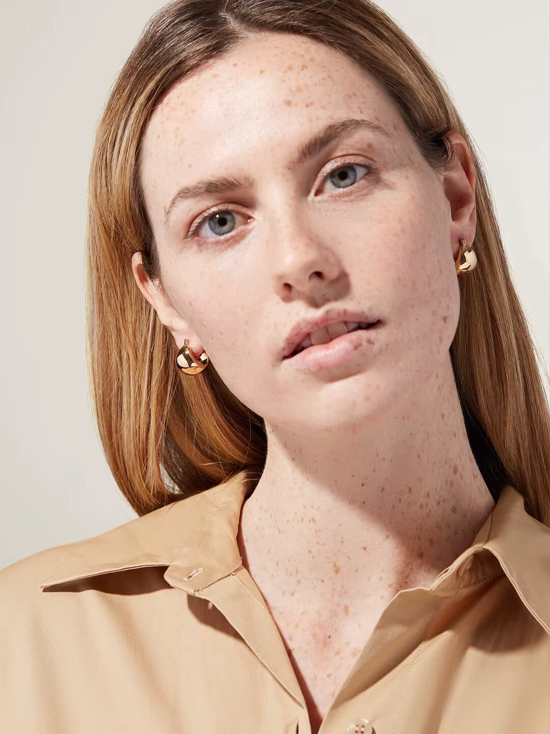 ELENYS Bold – pozlacené náušnice 18K žluté zlato na modelce