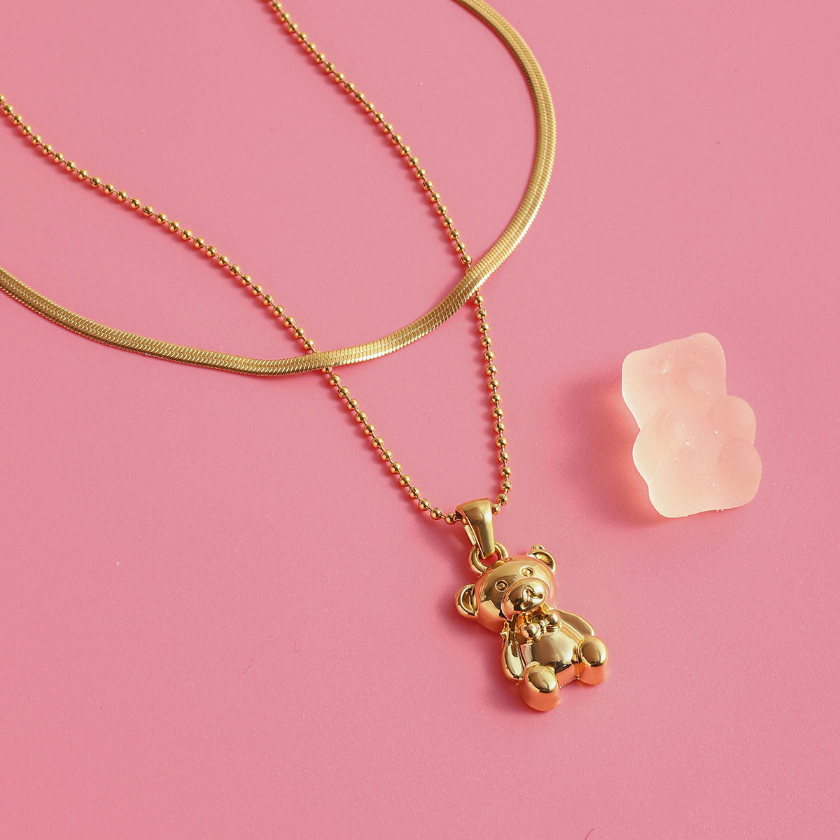 ELENYS Teddy – vrstvený náhrdelník 18K žluté zlato na krku