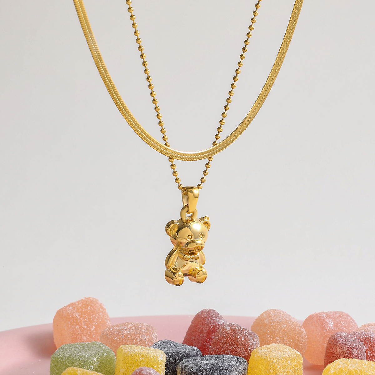 ELENYS Teddy – detail přívěsku medvídka a vrstvených řetízků