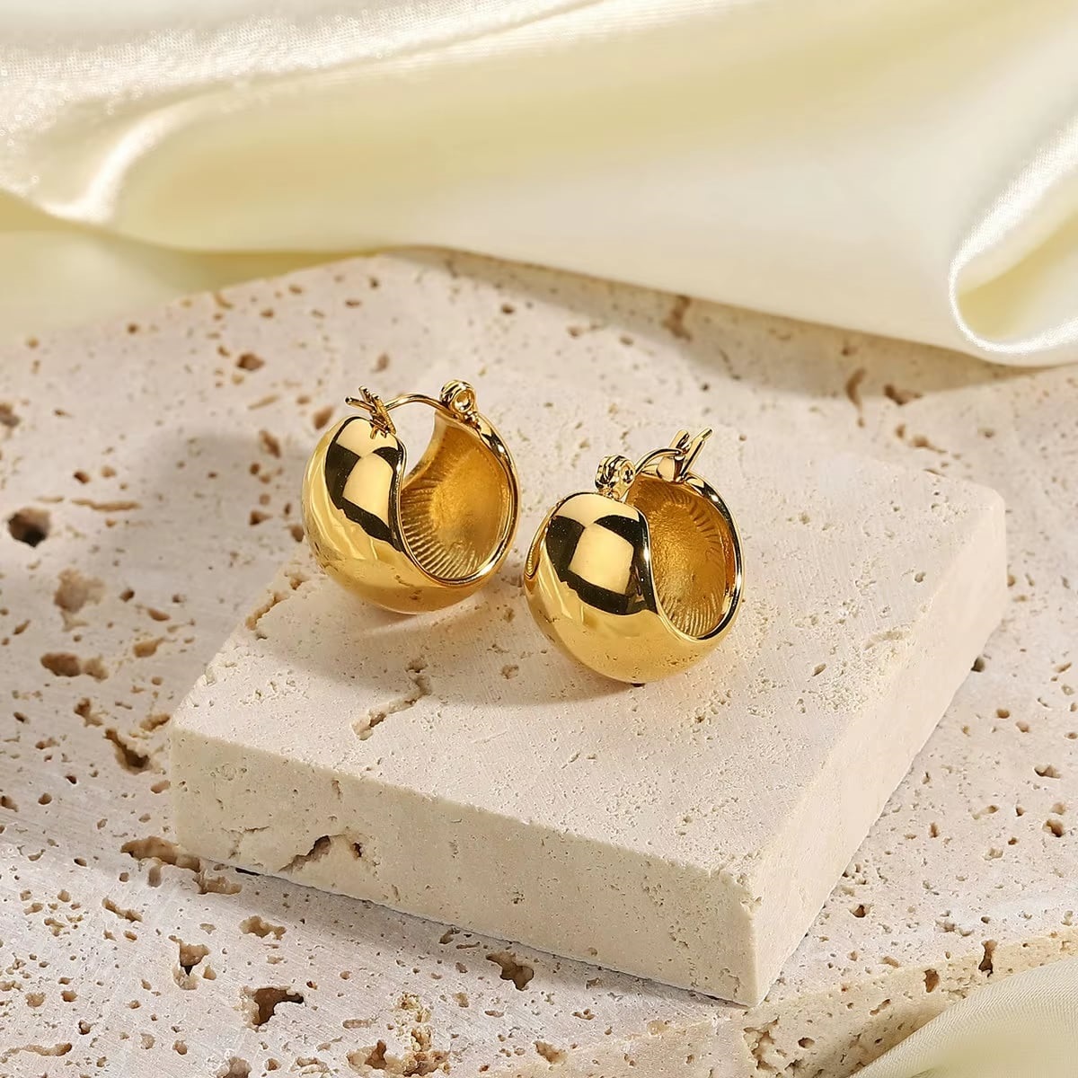 ELENYS Bold – pozlacené náušnice 18K žluté zlato, detail