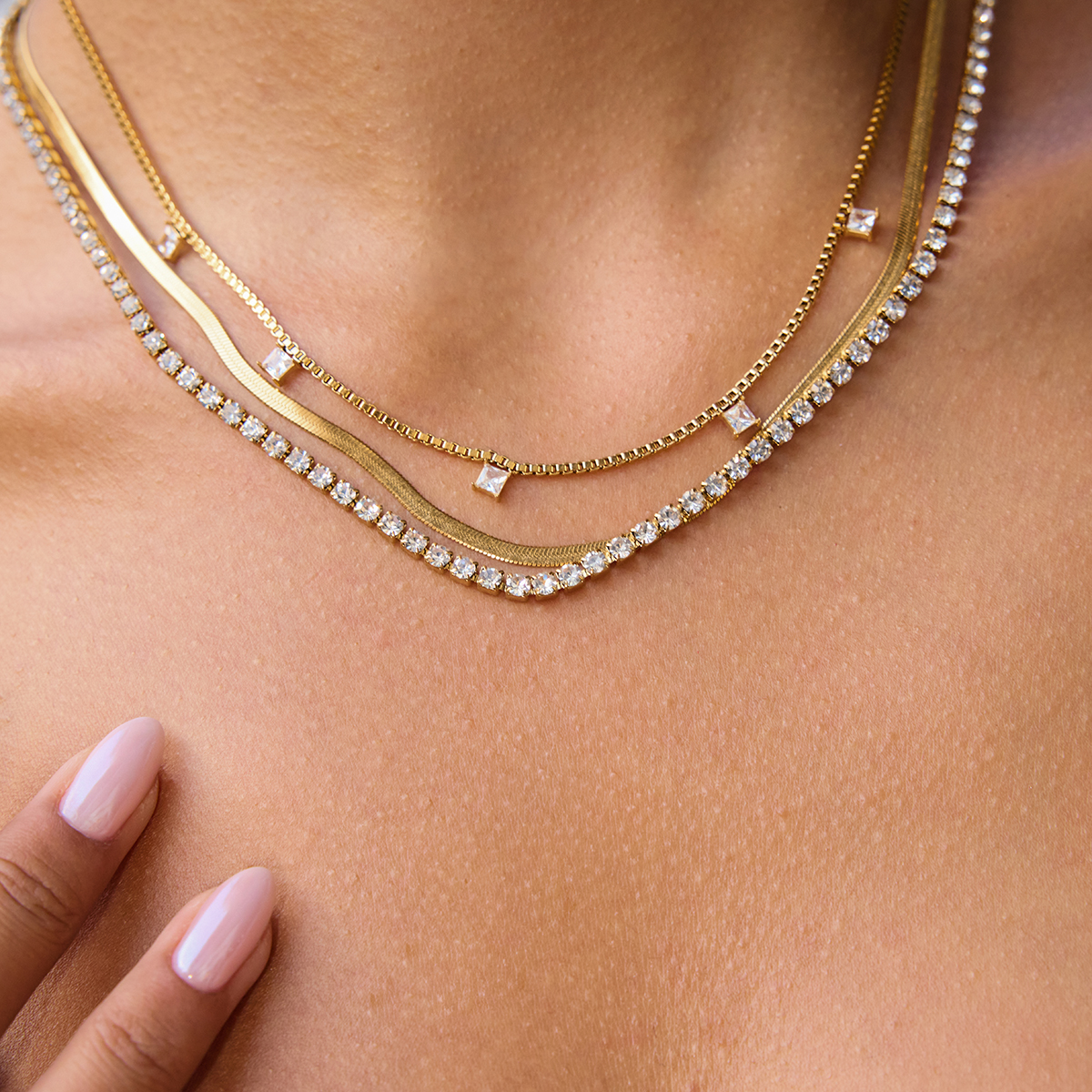 ELENYS Trio – detail krystalků a hadího řetízku