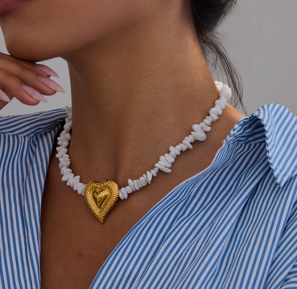 ELENYS Heart – náhrdelník z bílého přírodního kamene se zlatým srdcem na krku