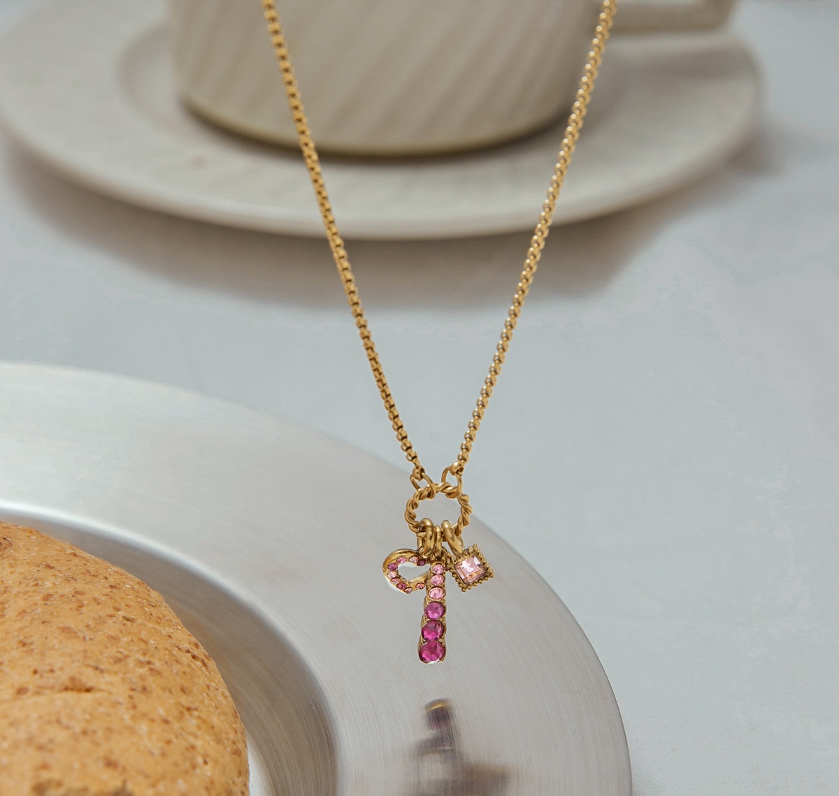 ELENYS Blush – detail přívěsků s růžovými kamínky