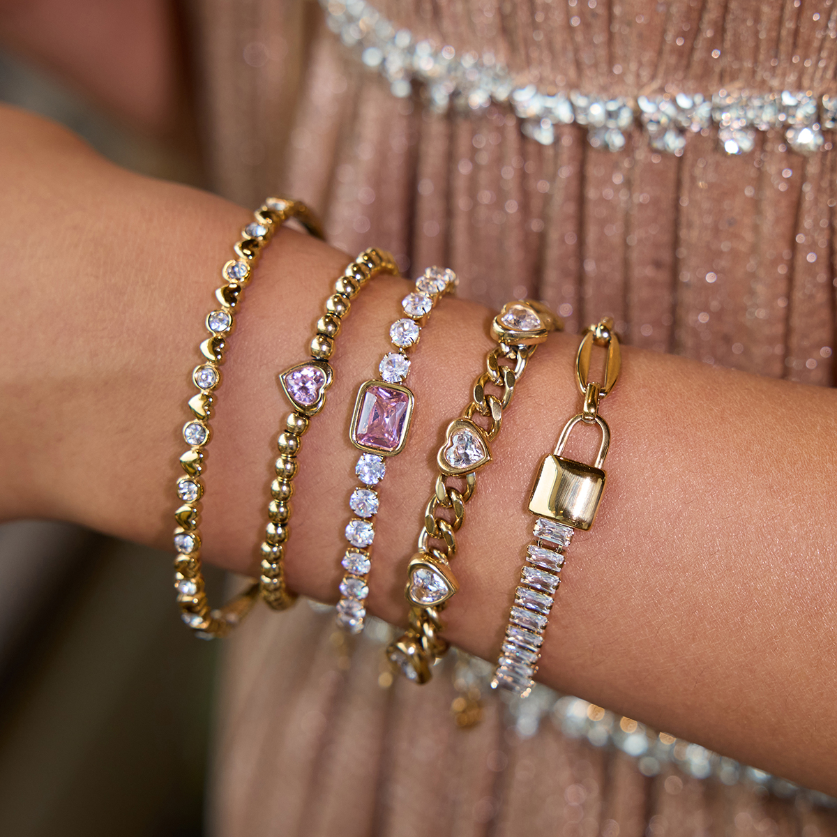 Detail náramku ELENYS Bella Pink – 18K žluté zlato s růžovým krystalem