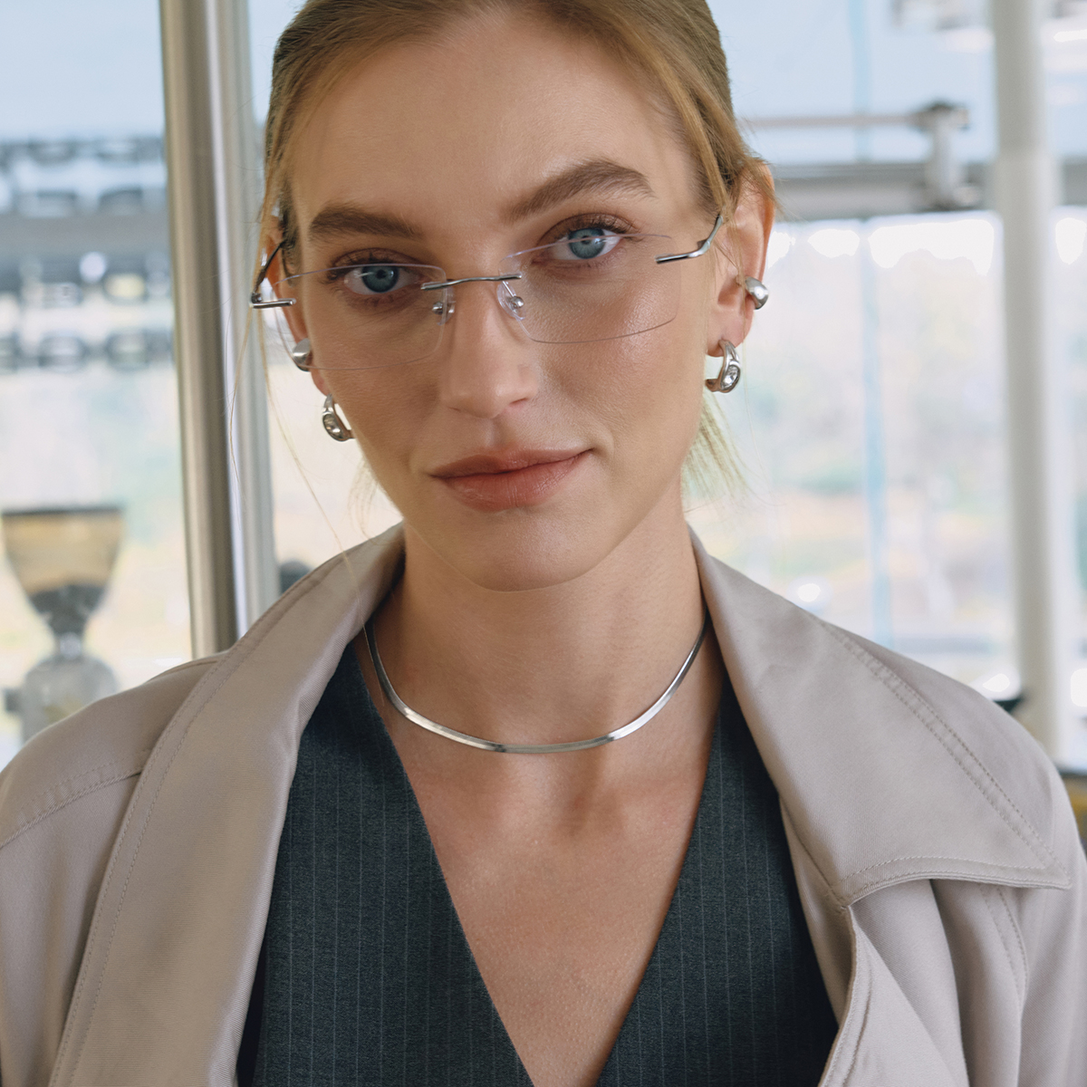 Elenys Seline styling na krku