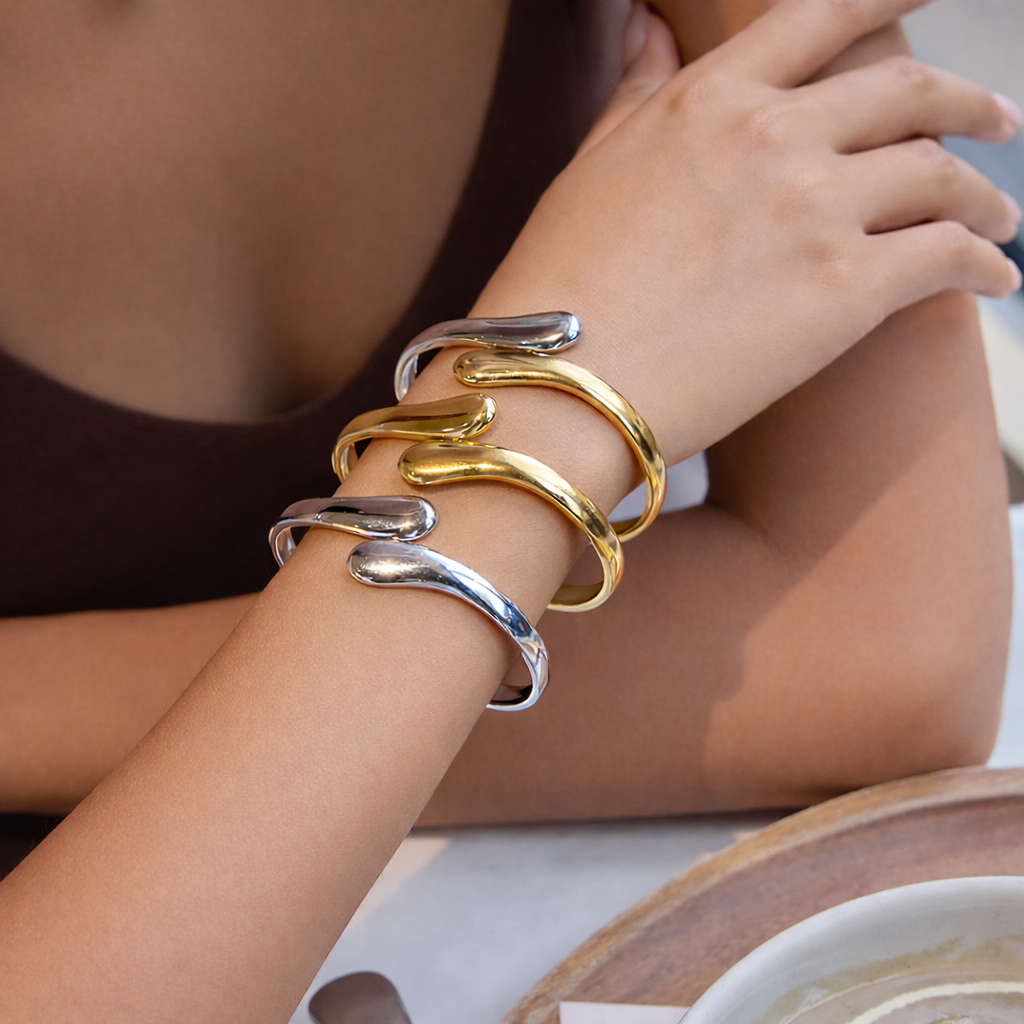ELENYS Liquid Gold – moderní cuff náramek na ruce