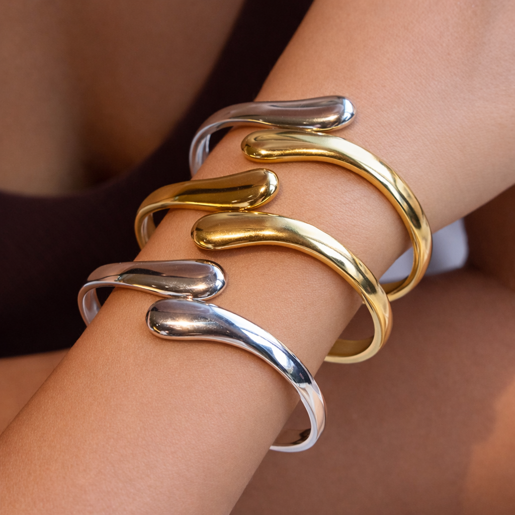 ELENYS Liquid Gold – detail lesklého 18K PVD pozlacení