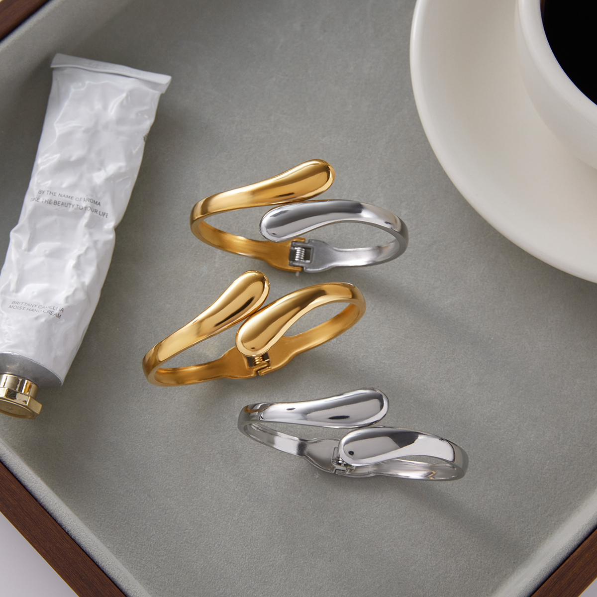 ELENYS Liquid Gold – výrazný zlatý náramek s organickým tvarem