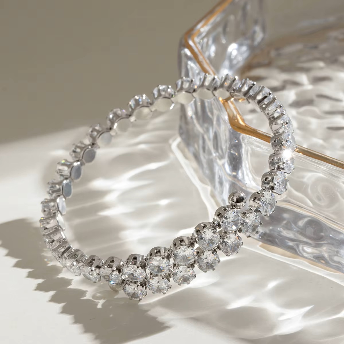 ELENYS Luminara – stříbrný náramek lifestyle