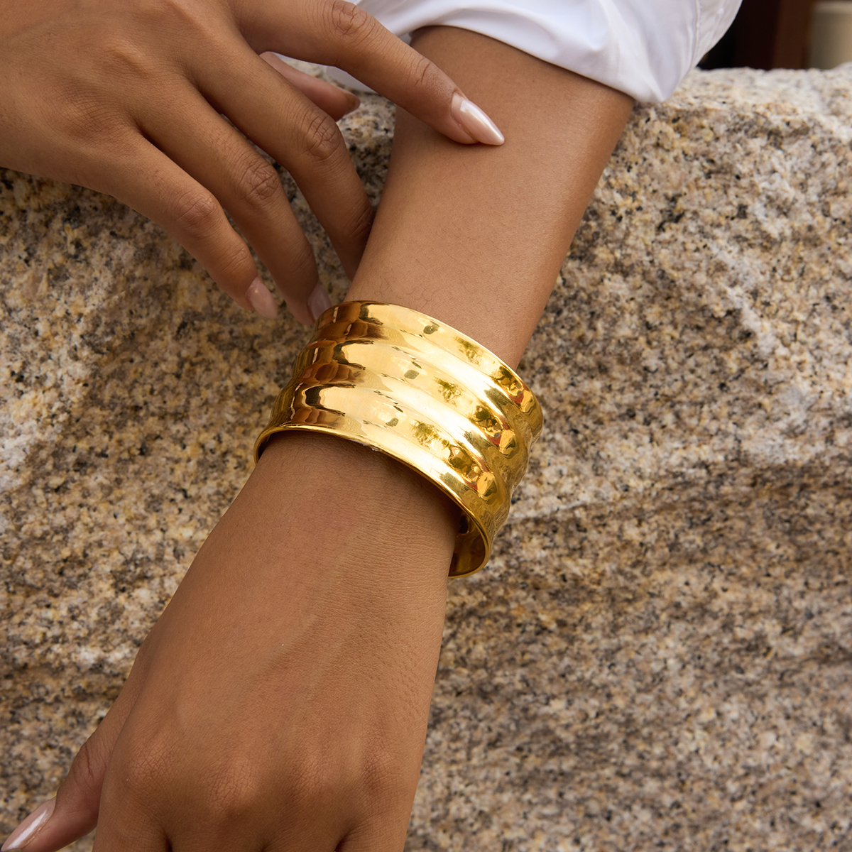 ELENYS Monolith Textured – detail strukturovaného zlatého povrchu