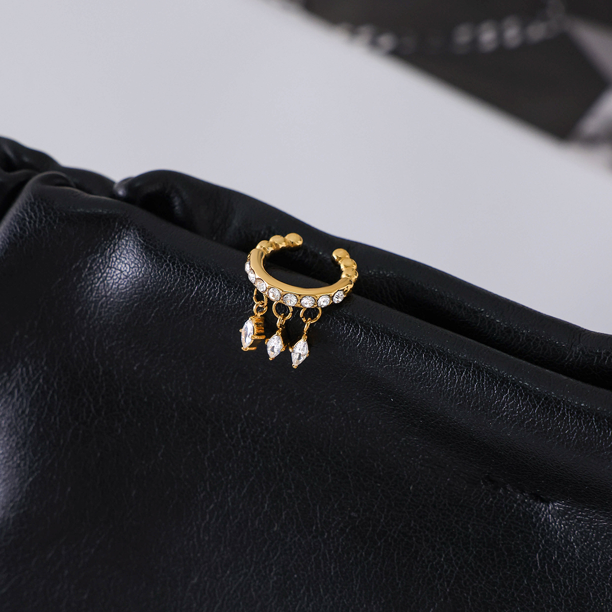 Lumia ear cuff na uchu