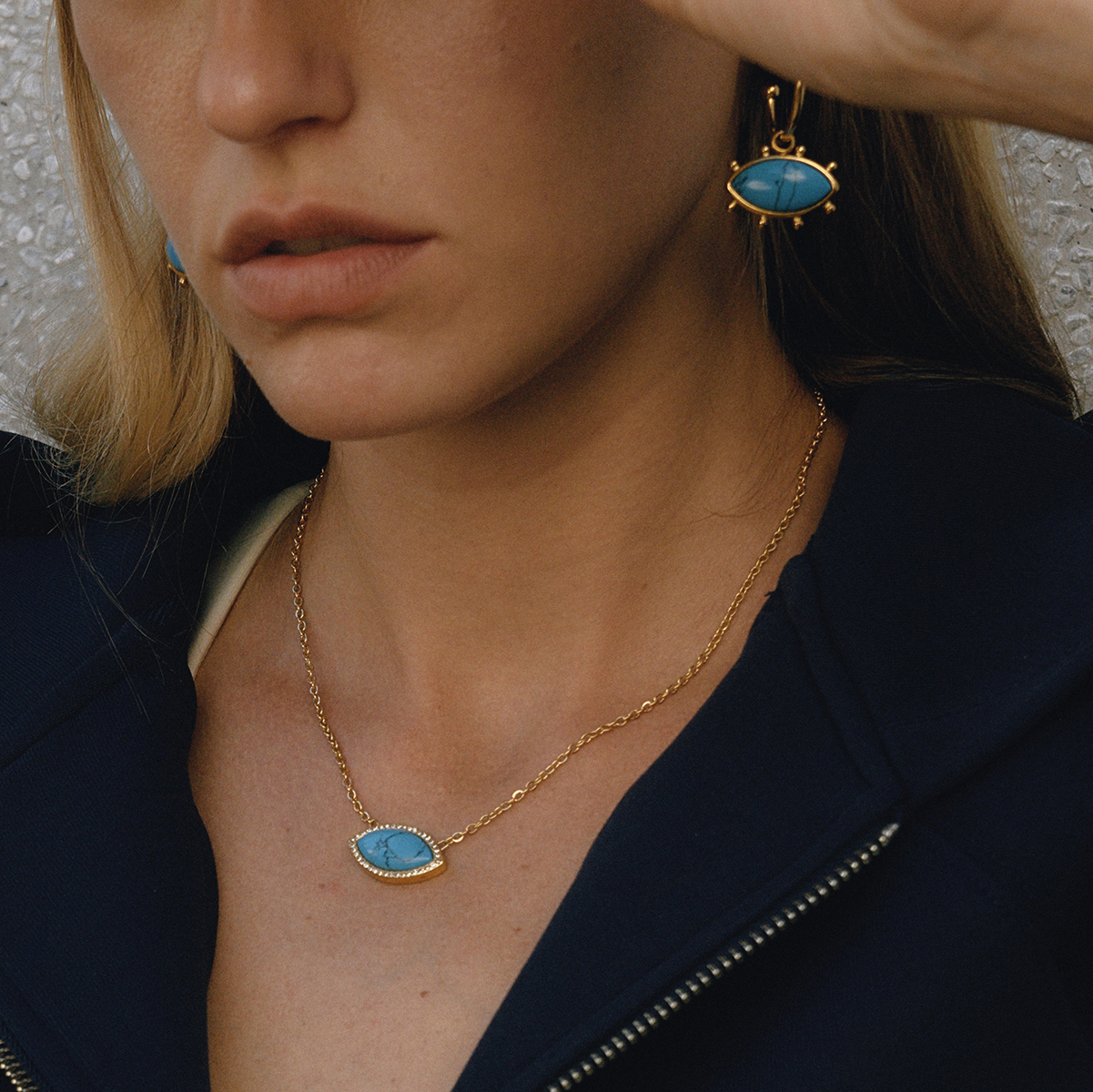 Detail tyrkysového kamene se zirkony náhrdelníku ELENYS Marella