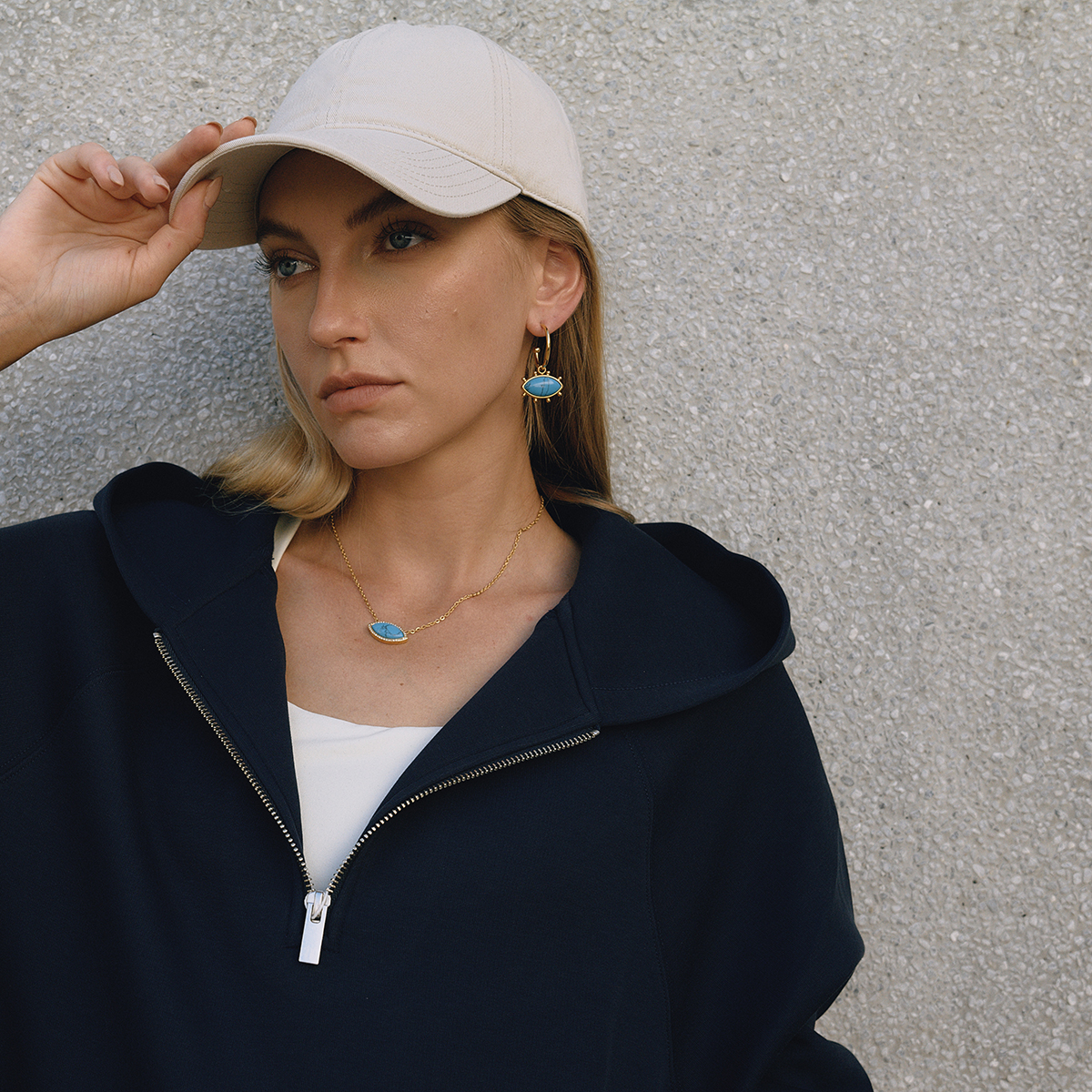 ELENYS Marella – náušnice s tyrkysem na uchu