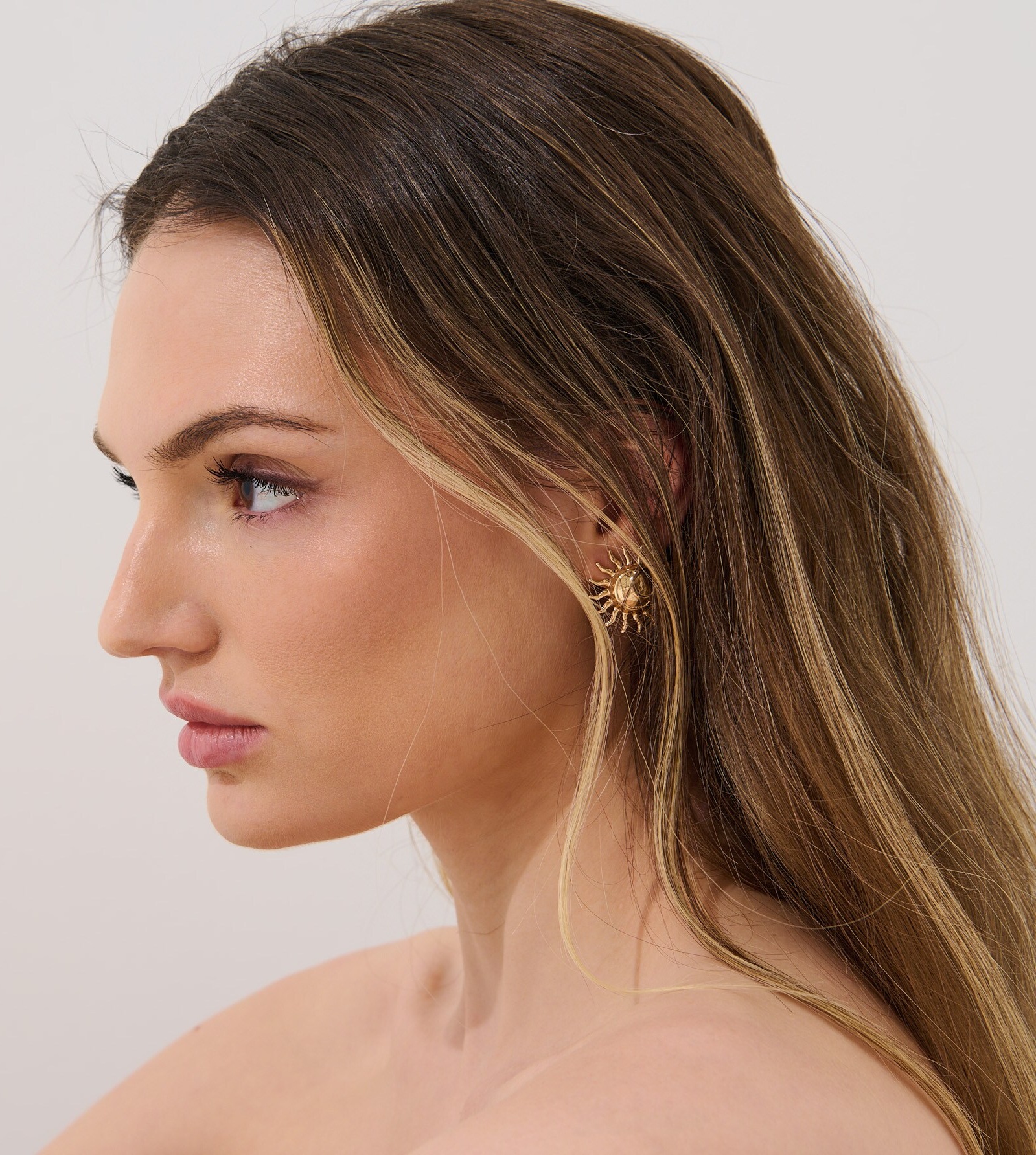 Sun – sluneční náušnice na uchu modelky