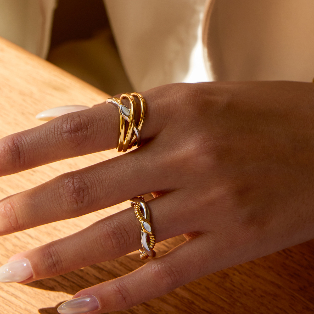Prsteny ELENYS Signature Gold™ – kombinace žlutého zlata a stříbrných prvků