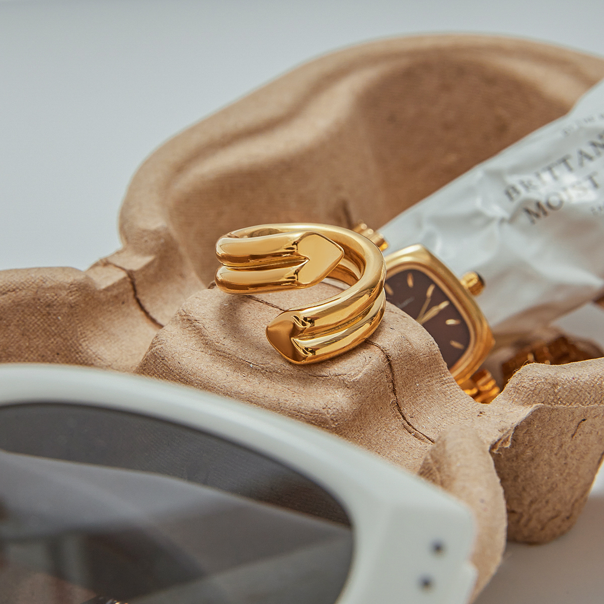 ELENYS Aurea – pozlacený prsten s jemným detailem