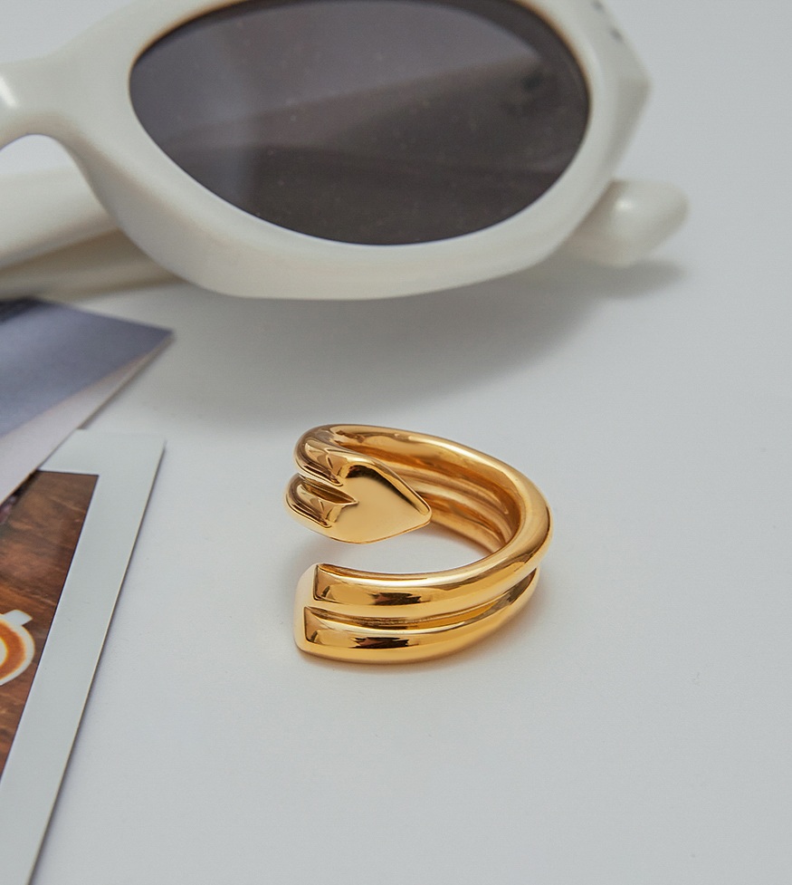 ELENYS Aurea – detail prstenu se srdcem v 18k žlutém zlatě