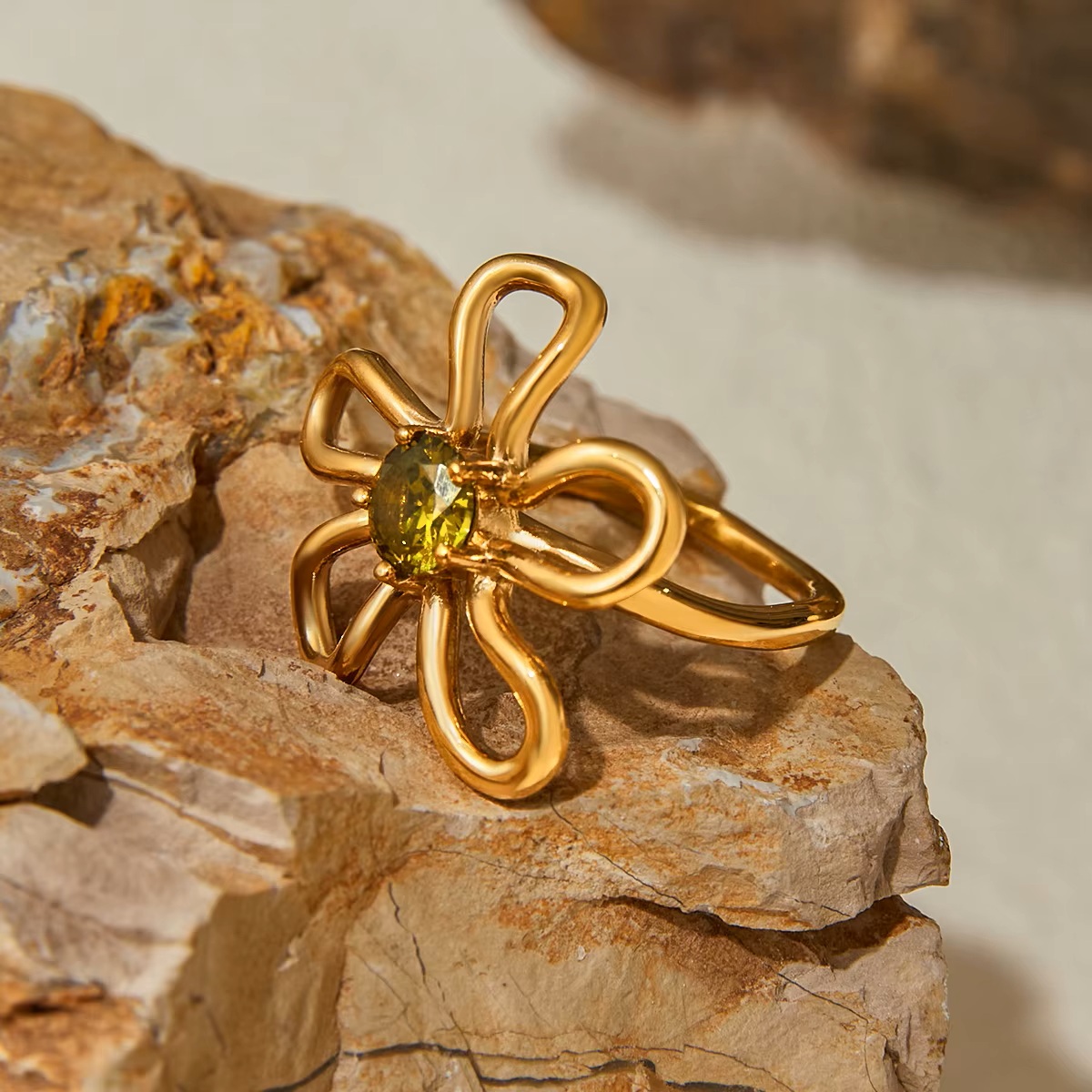 ELENYS Bloom – pozlacený prsten ve tvaru květu se zeleným kamenem, kombinace se stříbrným modelem
