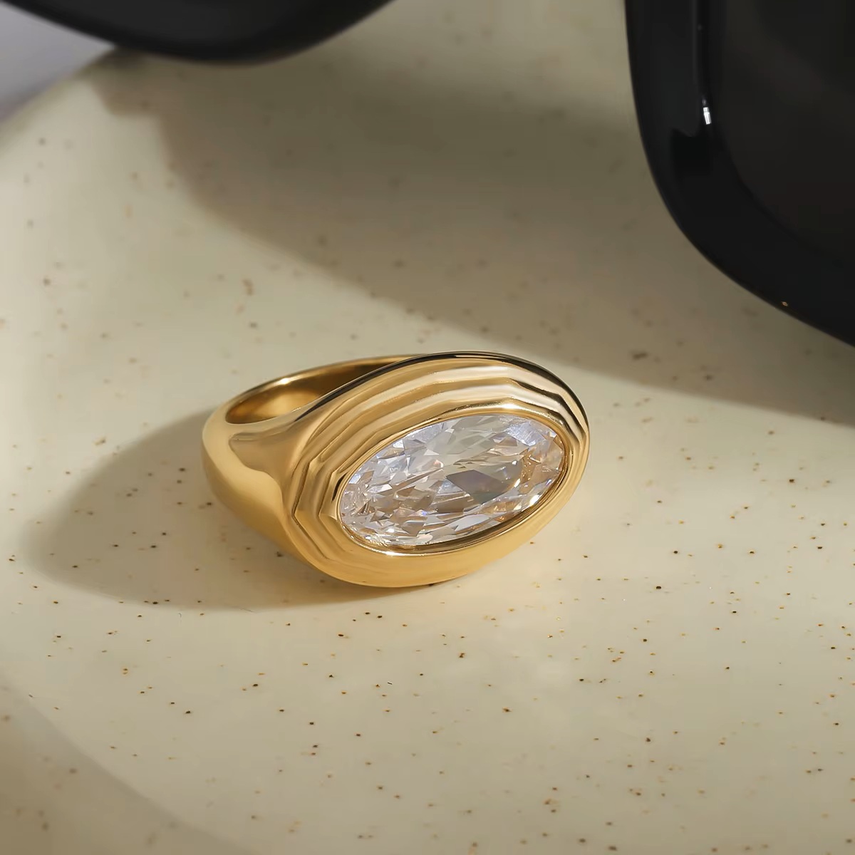 ELENYS Imperial – luxusní pozlacený prsten se zirkonem, studio detail