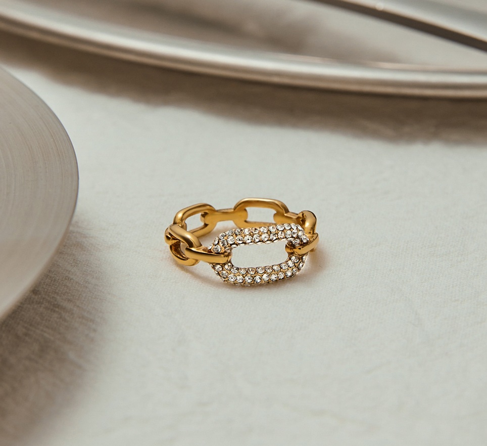 ELENYS Liora – zlatý prsten se zirkony na stole