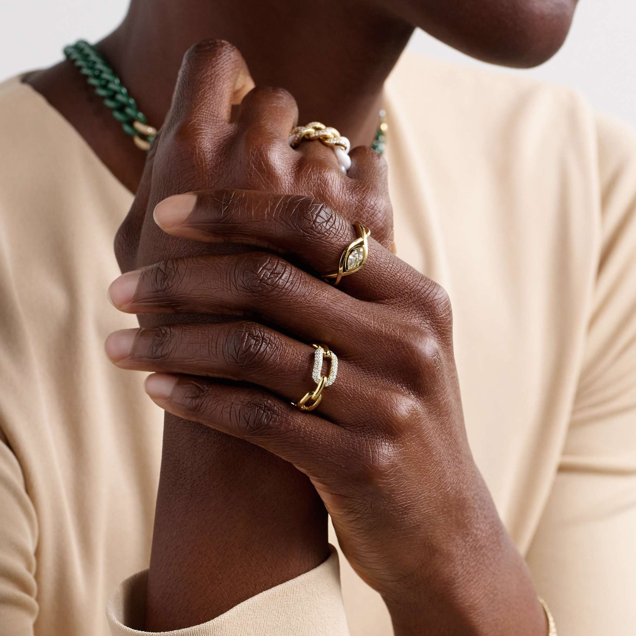 Detail prstenu ELENYS Liora – článkový design se zirkony