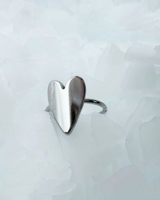 Malý detail, který řekne všechno ✨ Prstýnky Ele Pele jsou opět naskladněné 💍 Jemné, výrazné, hravé i srdcové – přesně...